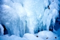gefrorener, Bergbach, zu Eis erstarrt, kalt, bluliche Detailaufnahme